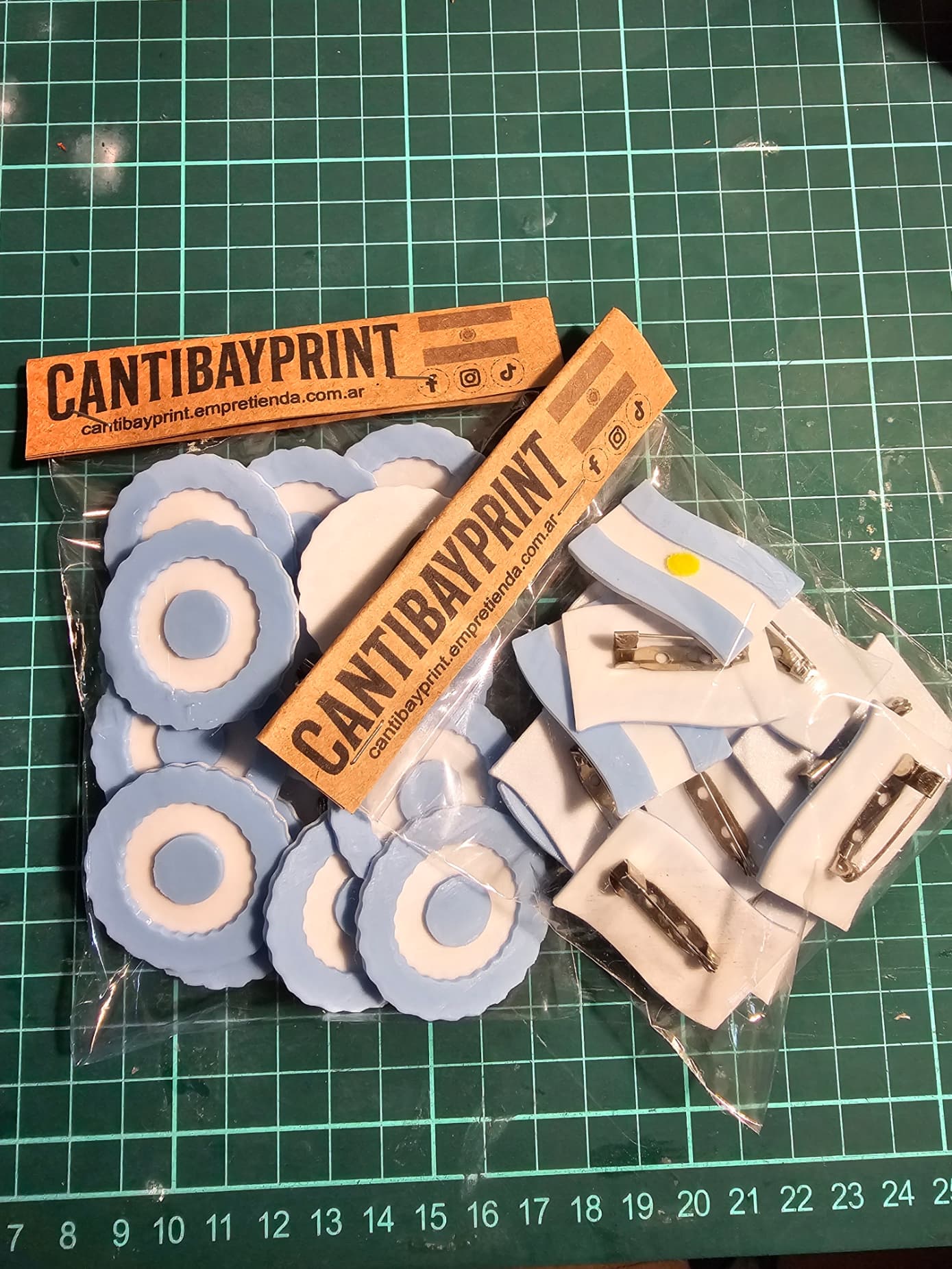 Pack 15 Escarapelas Redondas Celeste Y Blanca Con Gancho — Impresión 3D en CantibayPrint